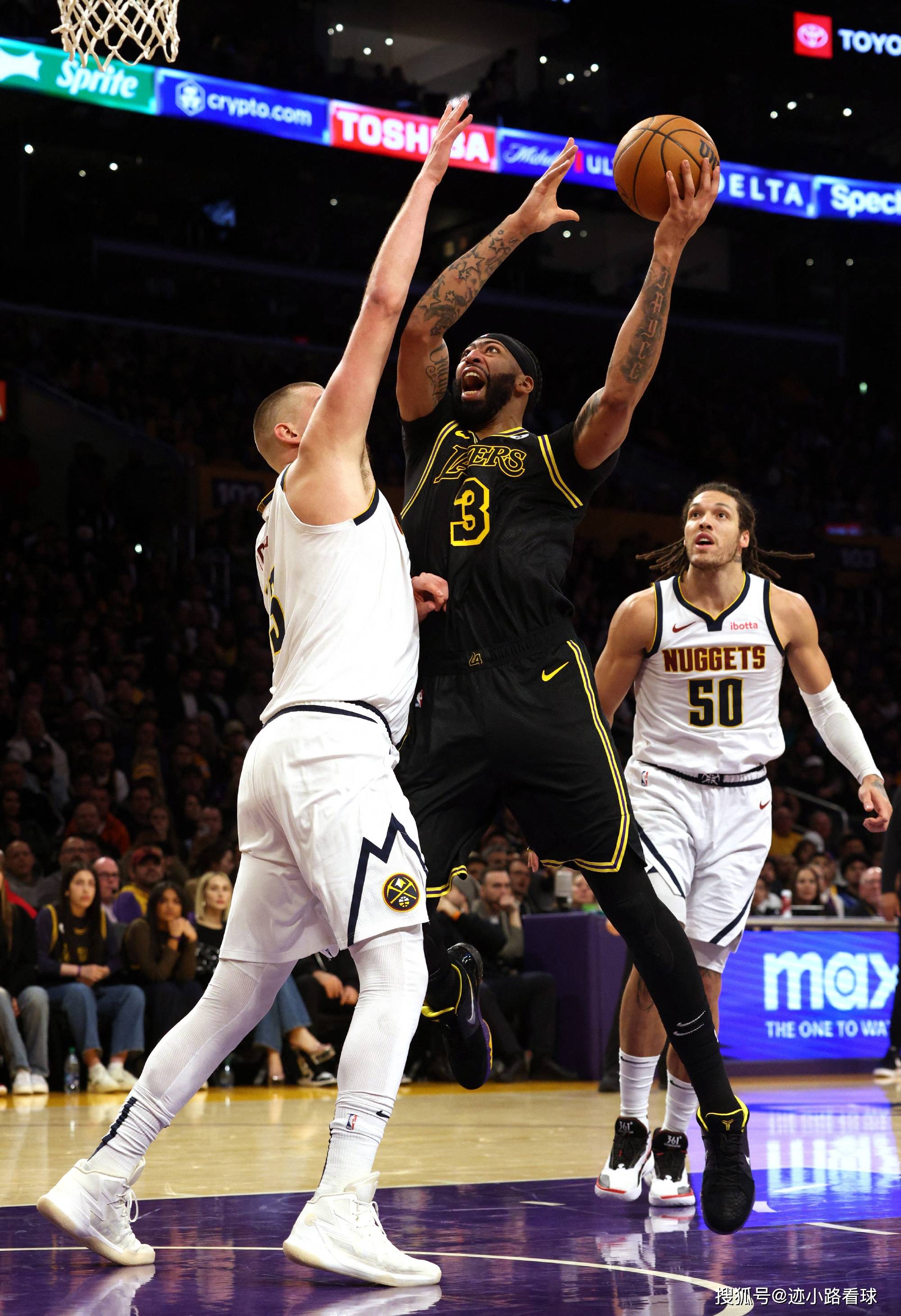 爱游戏APP詹姆斯重返赛场，出色防守首场状态出色，勇士观众沸腾！热度持续攀升的简单介绍