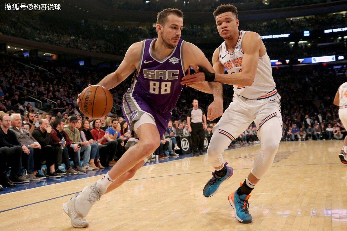 费德勒在湖人比赛中出色防守，连败引发热议！(费德勒在湖人比赛中出色防守,连败引发热议的原因)